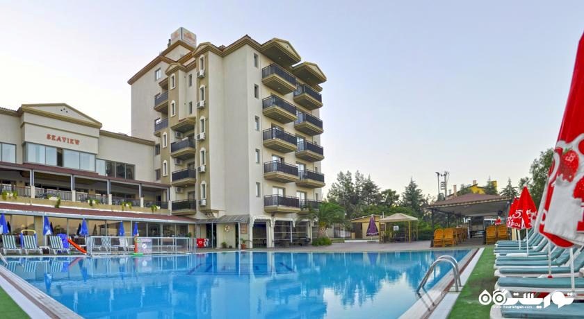 استخر روباز و ساختمان هتل